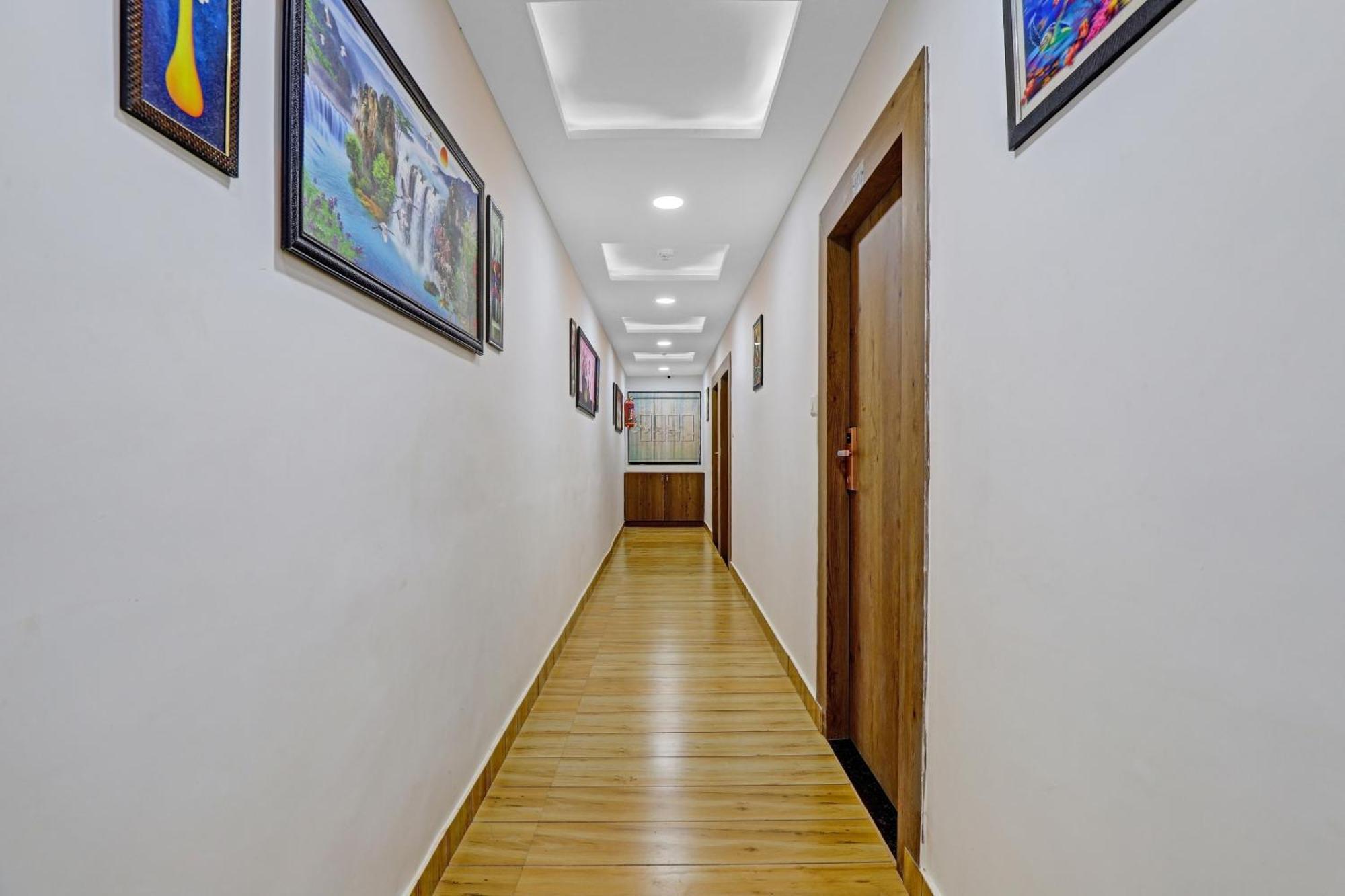Hotel O R S Palace Ahmedabad Exterior foto